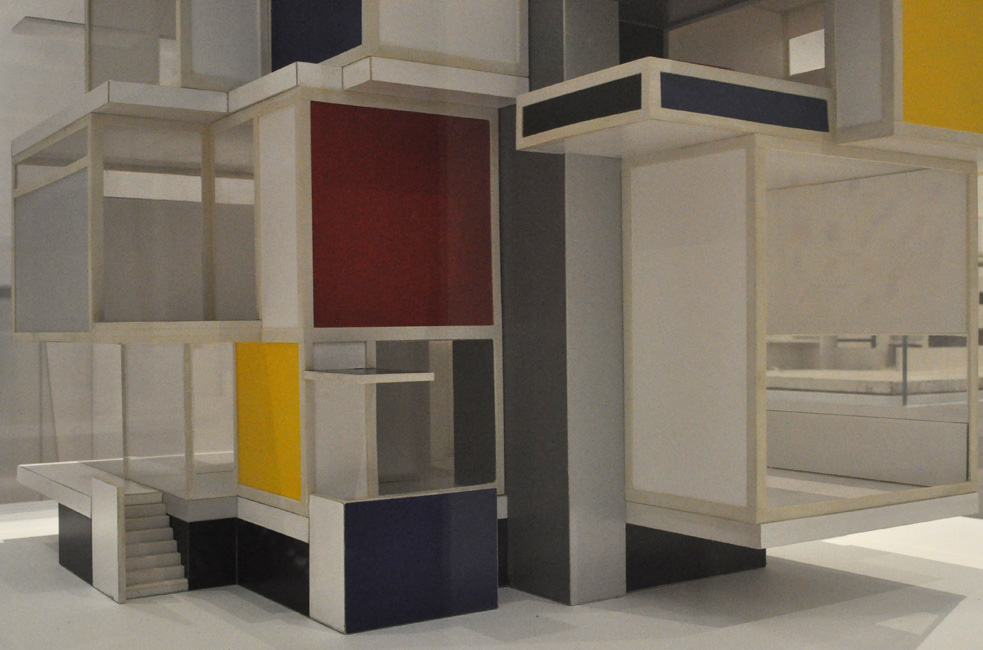 Foto Pleuntje. Maquete da residência Rietveld. Exposição "Stijl", no Gemeentemuseum Den Haag.